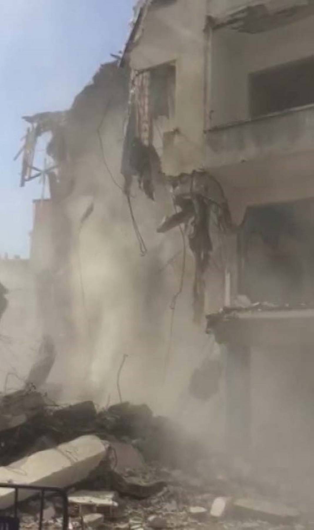 Genç kadın üstünü değiştirirken kendini dışarıda buldu! Bu kadar sorumsuzluk 'Pes' dedirtti 1